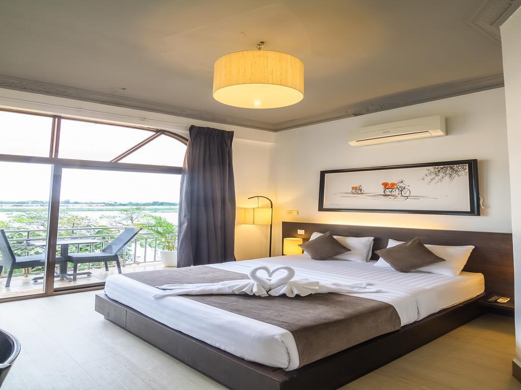 Adore Riverside Hotel Phnompen Kültér fotó